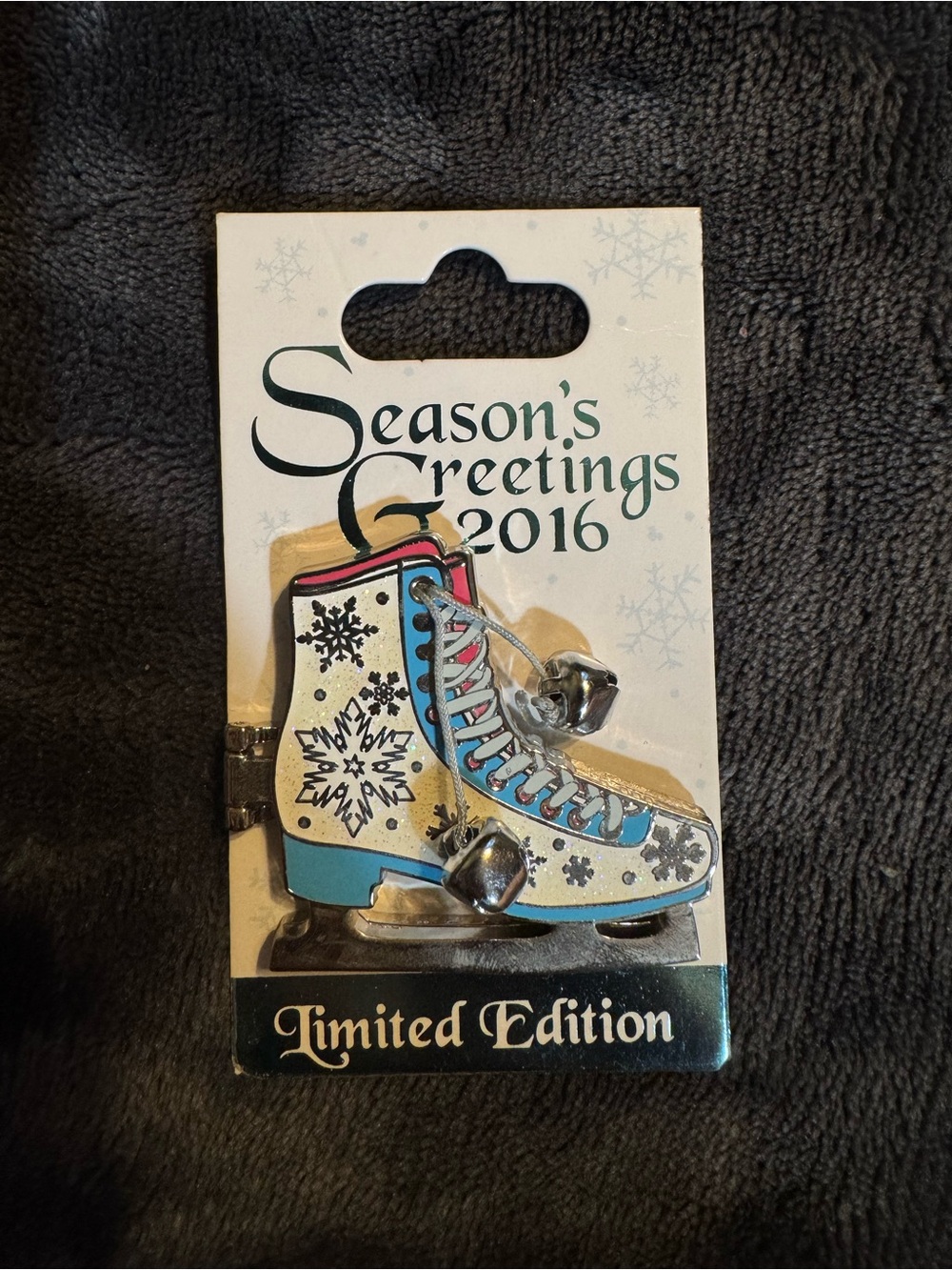 Disney Frozen Anna and Elsa 2016 Season’s Greetings Ice Skate hinge LE 6000